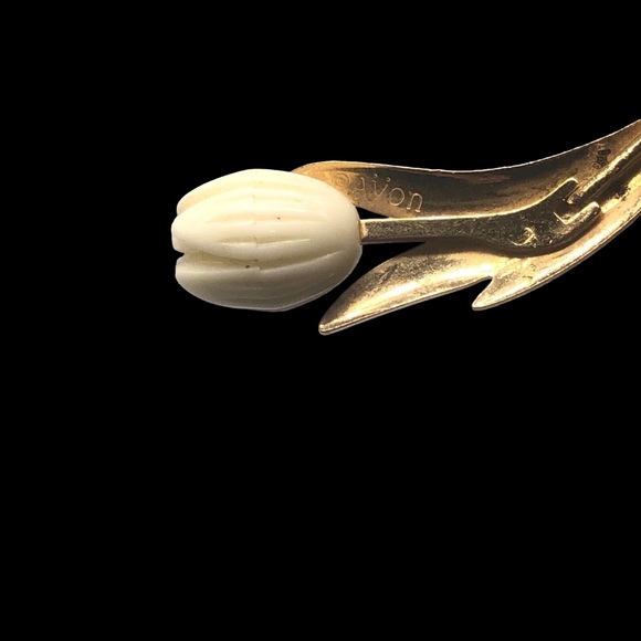 Vtg Avon Hawaiian Pikake Tulip Flower Gold tone Brooch Stick Pin - UNISEX - Picture 2 of 10